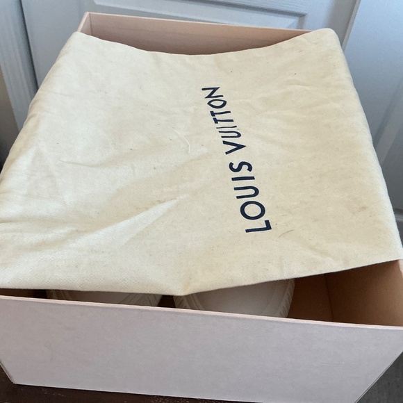 Louis Vuitton Sneaker - Picture 3 of 10